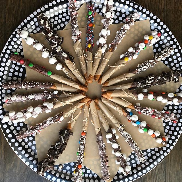 TheJessieDo's tweet photo. Chocolate covered pretzel stick with fun toppings #easyrecipes #funtreats #treats #partyideas #pretzelsticks https://t.co/G50ffXCHXY https://t.co/MfEm7RDMF2