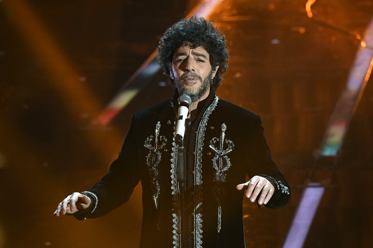 repubblica's tweet photo. #Sanremo2018 Il Premio GiancarloBigazzi alla migliore composizione musicale a #MaxGazzè  https://t.co/i3xB5CmZOI https://t.co/b0D6HU2zyr