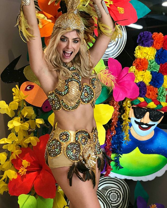 FansCrisHurtado's tweet photo. Hermosa! La más divina! 😍😍😍 @CrissHurtado La mujer que despierta nuestra más profunda admiración disfrutando de la #BatallaDeFlores en el #CarnavalDeBarranquilla 😘😘😘 https://t.co/bhZDf2SlbM