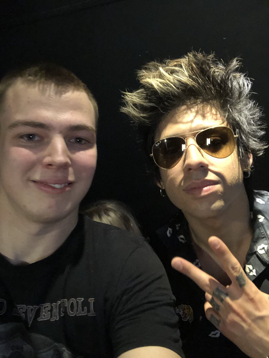 TomJD6281's tweet photo. Met @EscapeTheFate what an amazing night #rock#metal #live #large https://t.co/TdsZ7X6ass