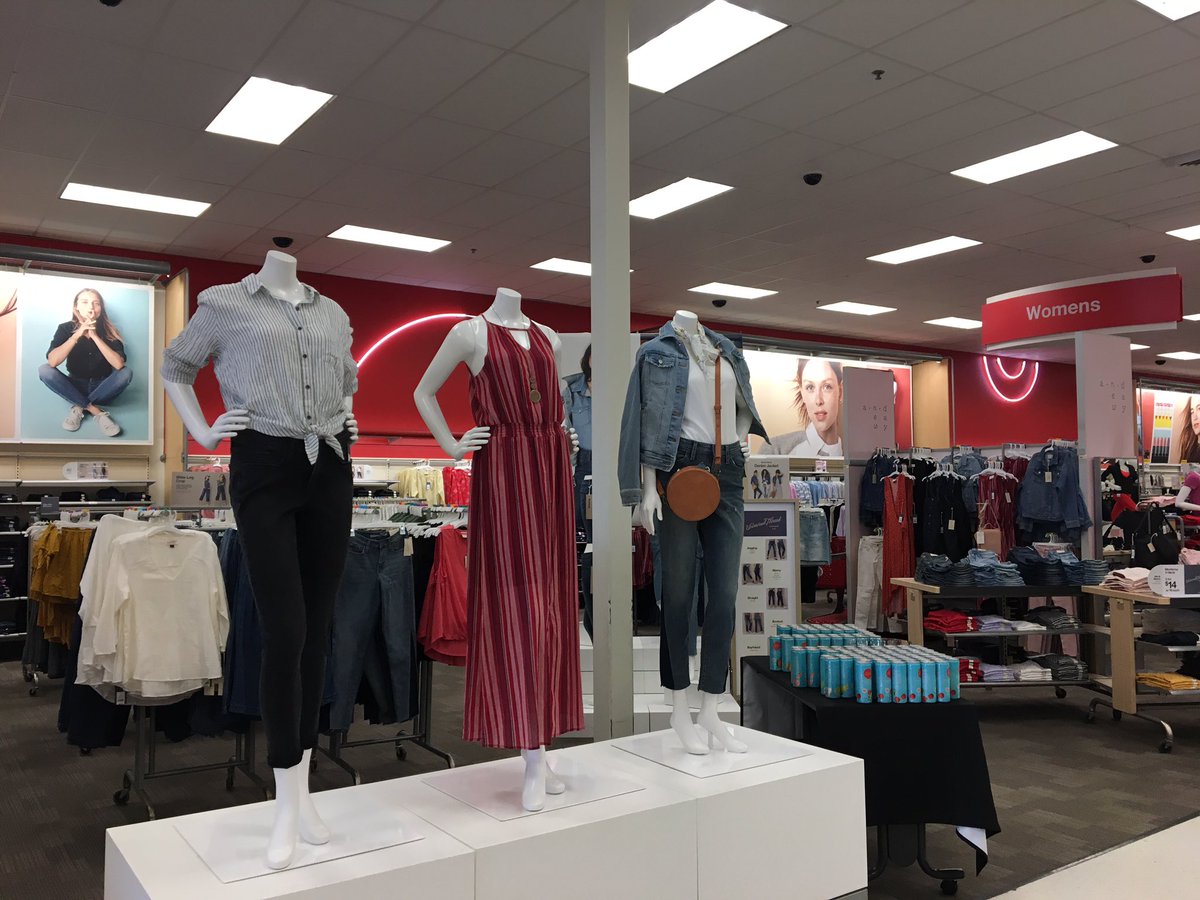 Shellbelle916's tweet image. Fun denim filled day launching Universal Threads!! Had a great time educating our guests and team on styles and fits! #universalthreads #target1098