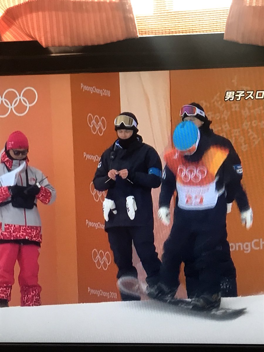 平昌五輪 スノーボードのスタート地点で編み物をコツコツしているコーチがいる 実は恒例行事のようです Togetter