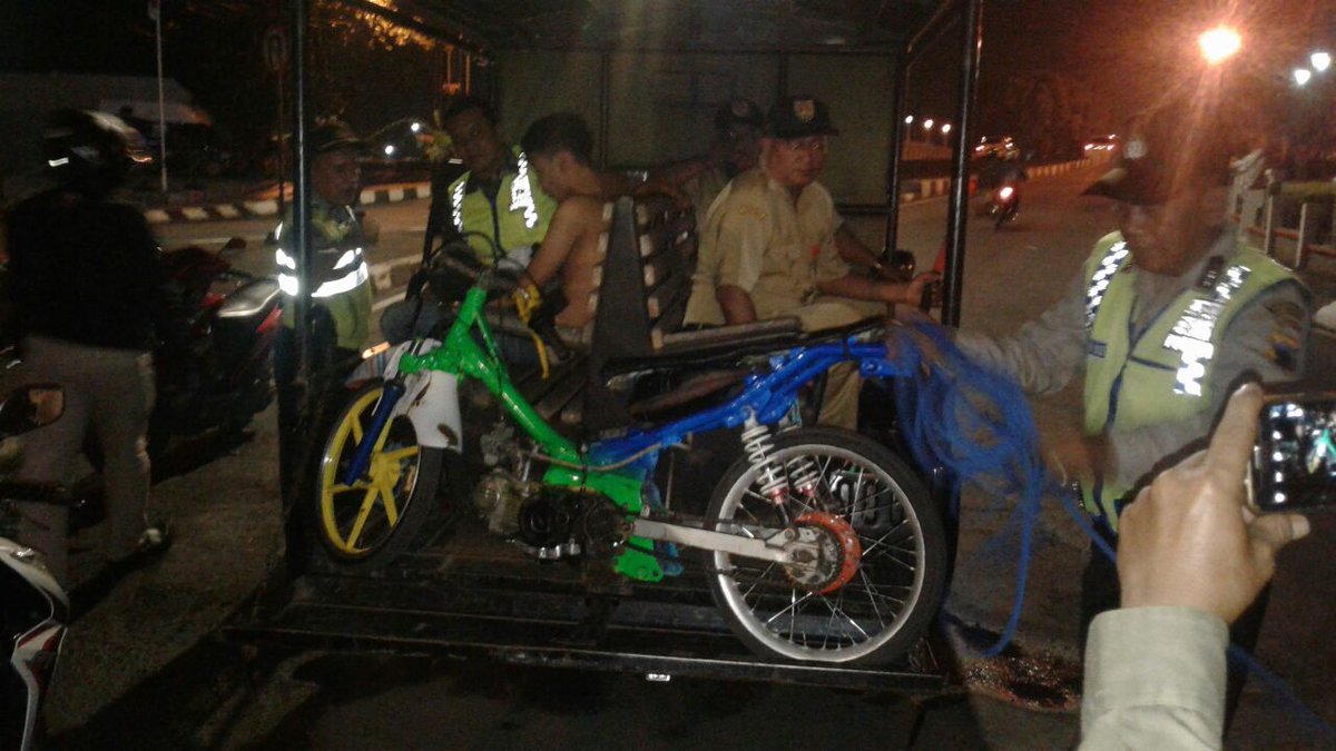 SumarjoBarat's tweet photo. Patroli Gabungan bersama Polsek,Koramil,Trantib @Kec_SMGBarat &amp; @satpolpp_smg sabtu malam di Wilayah Semarang Barat. "Ciptakan Suasana Aman, Nyaman &amp; Kondusif" #semaranghebat

Cc: @hendrarprihadi @mbakITASMG @P3Mkotasmg https://t.co/5iBCeowVSi