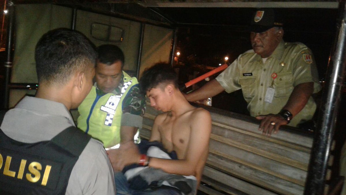 Patroli Gabungan bersama Polsek,Koramil,Trantib <a href="/Kec_SMGBarat/">Kec Semarang Barat</a> &amp; <a href="/satpolpp_smg/">.</a> sabtu malam di Wilayah Semarang Barat. "Ciptakan Suasana Aman, Nyaman &amp; Kondusif" #semaranghebat

Cc: <a href="/hendrarprihadi/">Hendi (Hendrar P)</a> <a href="/mbakITASMG/">HevearitaGunaryati R</a> <a href="/P3Mkotasmg/">LAPORHENDI</a>