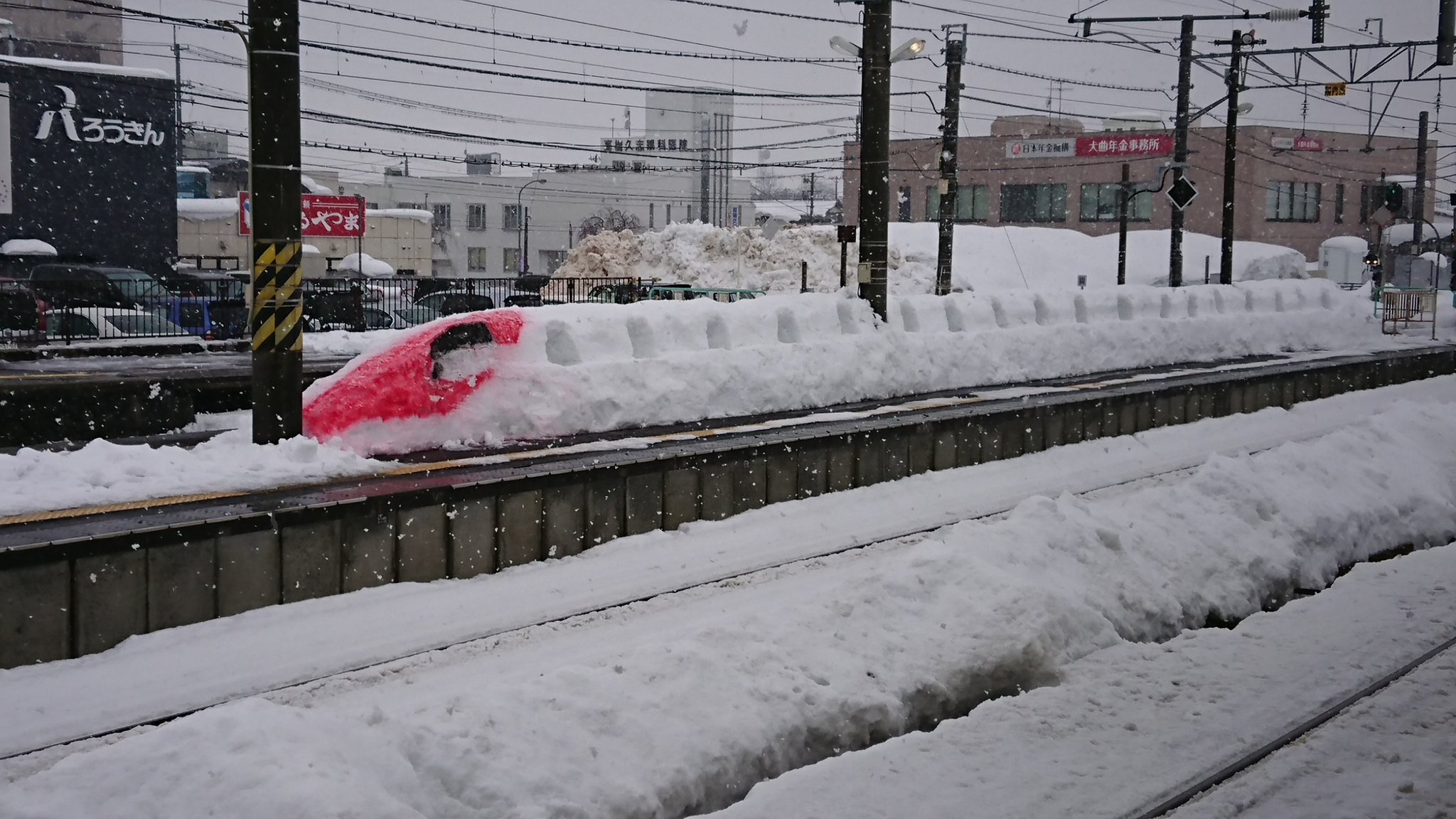 本物が埋もれてんのかと思ったわ雪で忠実に作られている新幹線がステキ! 話題の画像プラス
