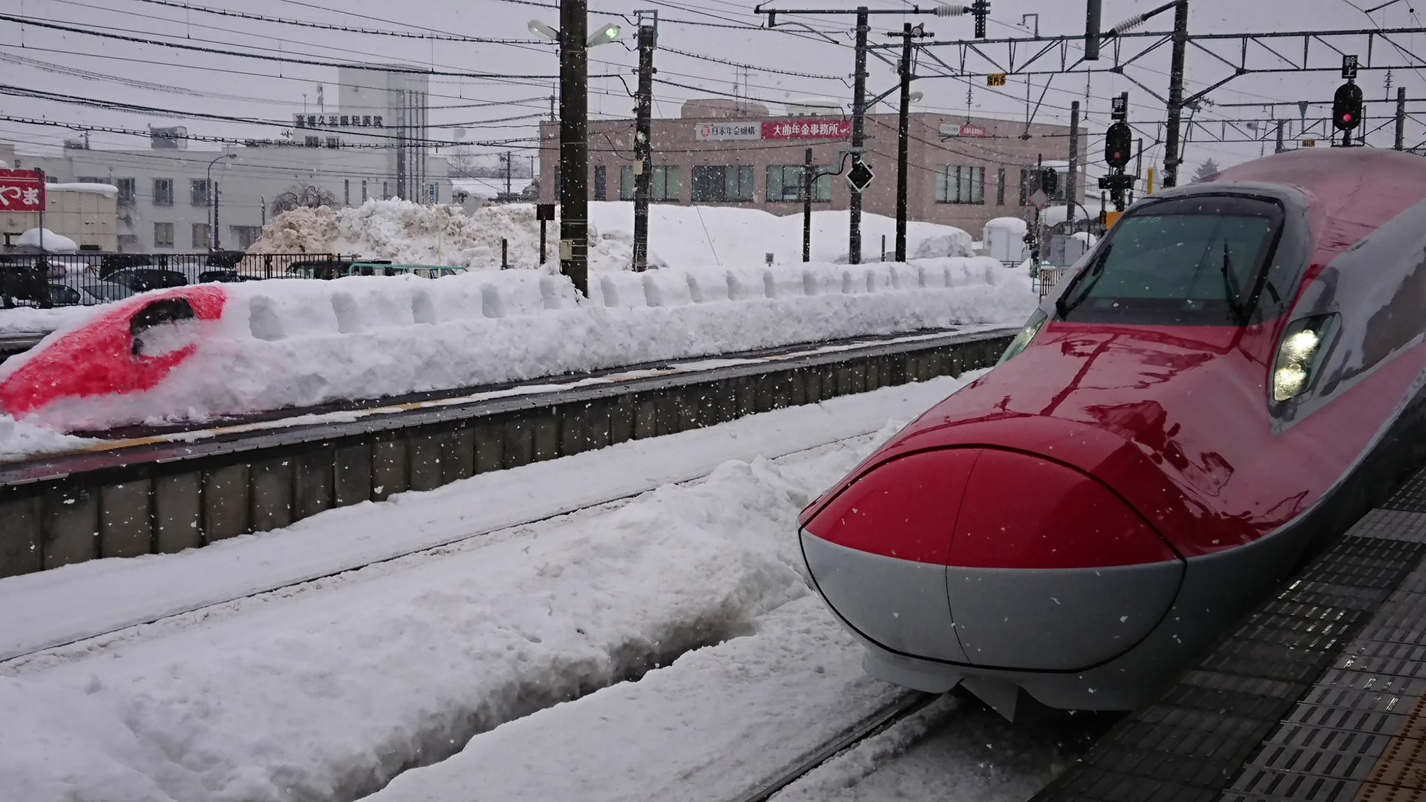 本物が埋もれてんのかと思ったわww雪で忠実に作られている新幹線がステキ！！
