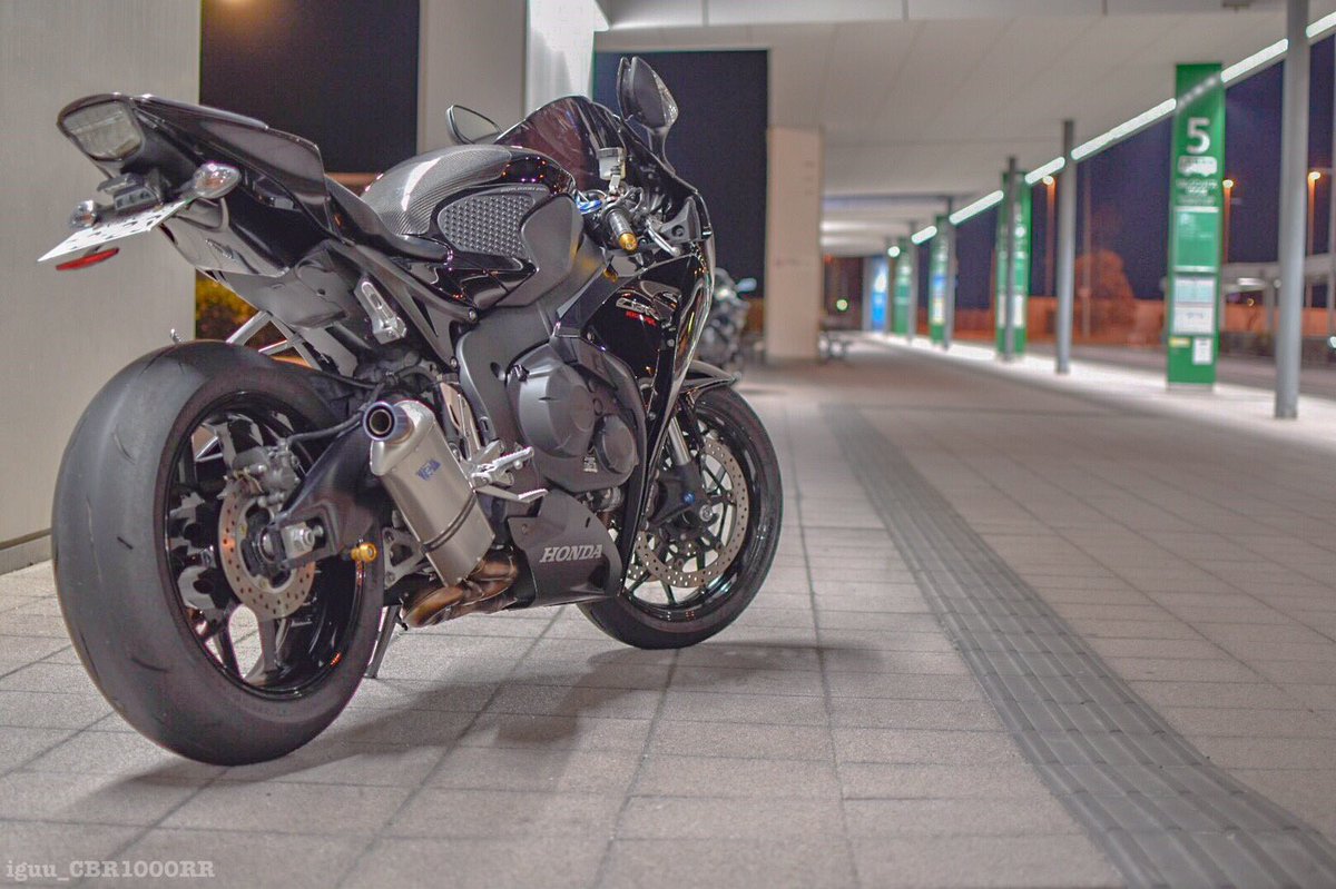 にっしー 遂に Cbr1000rr Sc59後期 納車されました カッコ良すぎるしセルをまわす度にニヤケがとまりません 笑 死なないよう気をつけて楽しんでいきます Cbr1000rr Sc59 繋がれcbrの輪 バイク乗りと繋がりたい T Co Hhvcc0jd7z