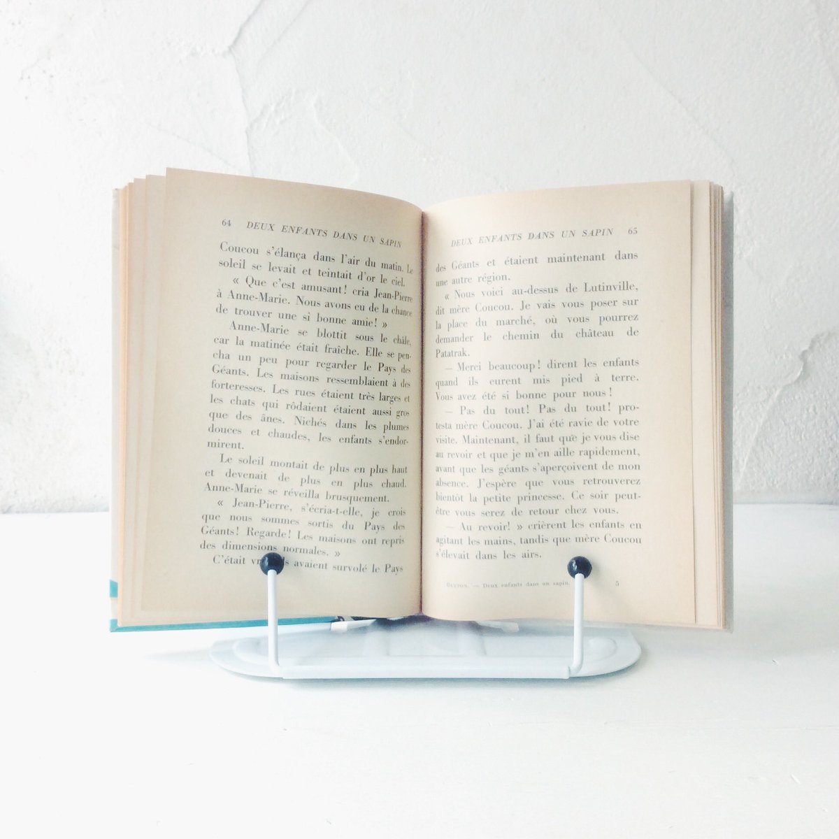 ハルカゼ舎 בטוויטר 本を開いたまま飾れるブックスタンド 久しぶりの入荷は新色のホワイト キッチンでレシピ本を置いたり 好きな絵本を飾ったり 様々なシーンでお使い下さい 持ち歩きにもうれしい折りたためる仕様です メタルブックレスト ブックスタンド