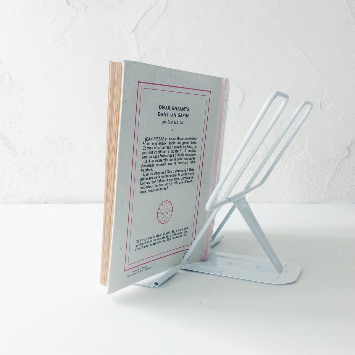 ハルカゼ舎 本を開いたまま飾れるブックスタンド 久しぶりの入荷は新色のホワイト キッチンでレシピ本を置いたり 好きな絵本を飾ったり 様々なシーンでお使い下さい 持ち歩きにもうれしい折りたためる仕様です メタルブックレスト ブックスタンド