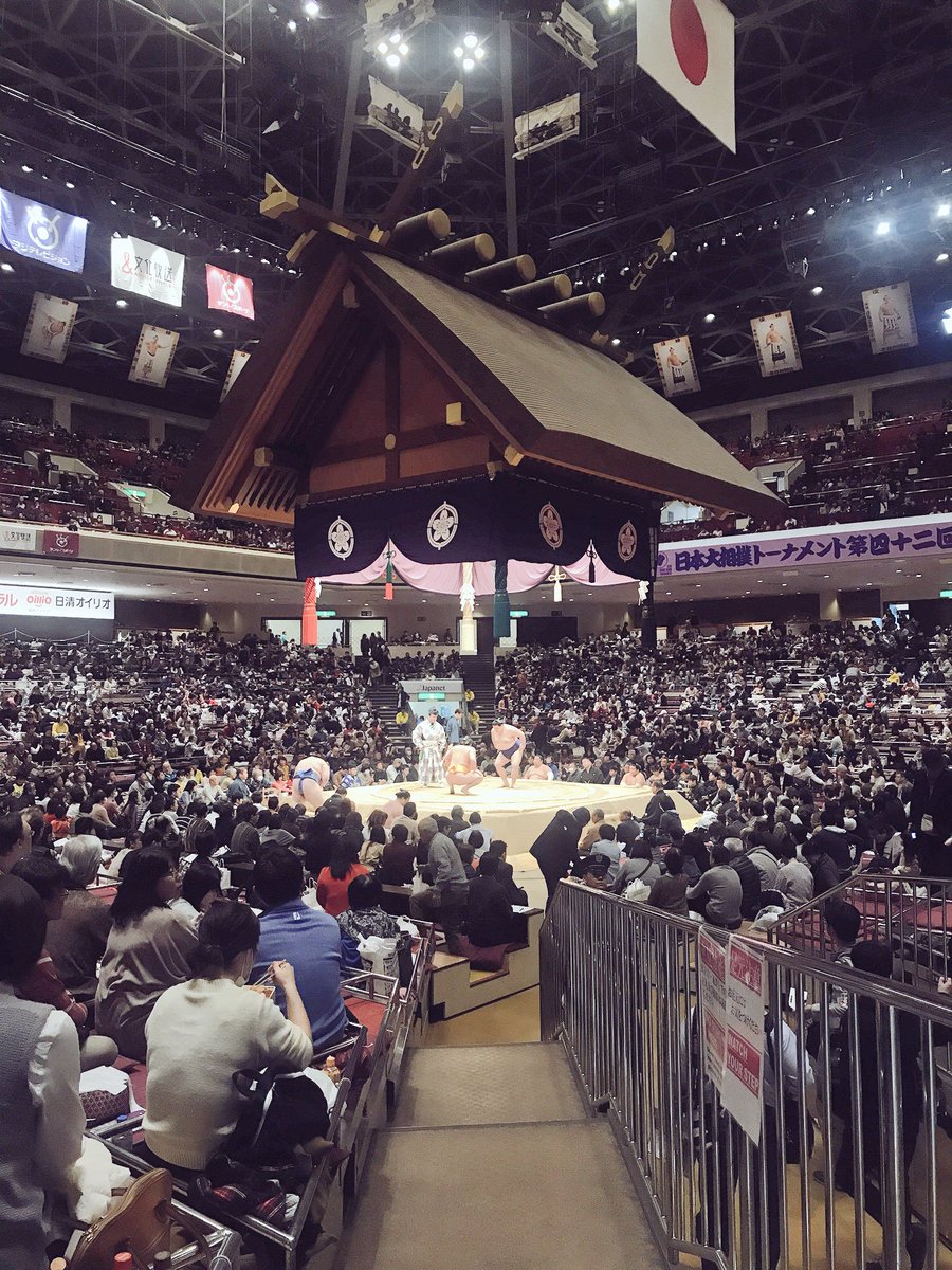 In meiner letzten Woche in #Tokio hatte ich noch die einmalige Chance ein Sumo-Tunier live mitzuerleben 🤩 Es herrschte eine unglaubliche Atmosphäre und war zwischendurch unerwarteterweise sehr unterhaltsam 👌🏻#erlebees #japan #kampfsport #sumo