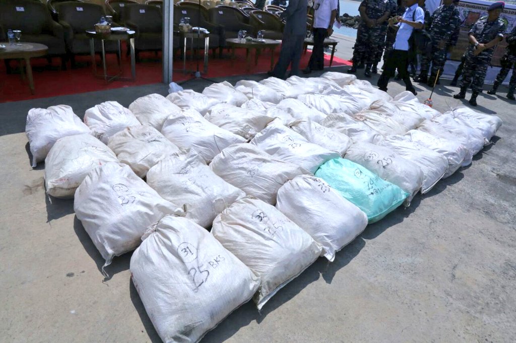 Shabu 1 ton &amp; barang bukti lainya di gelar untuk disaksikan oleh Panglima TNI, Ka BNN, Ketua Komisi 3, Kabareskrim, Gubernur Kepri, serta Bea Cukai dihadapan awak media yg hadir di Mako Lanal Batam, Minggu (11/2).@DivHumasPolri <a href="/Puspen_TNI/">Pusat Penerangan TNI</a> <a href="/beacukaiRI/">#BeaCukaiMakinBaik</a> <a href="/DPR_RI/">DPR RI</a>