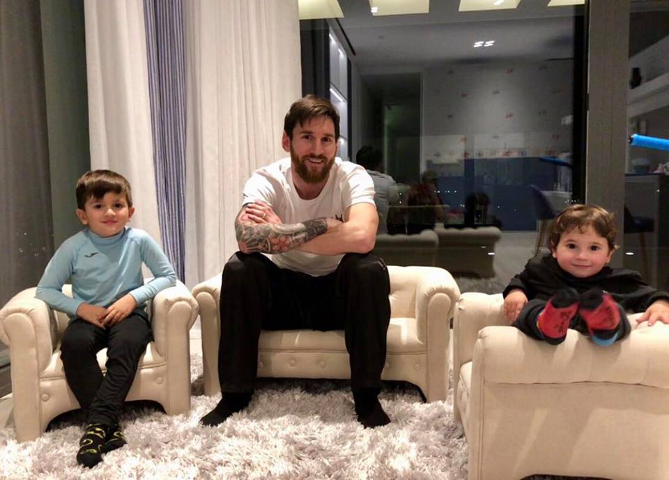 MessiPriv10's tweet image. Charlando con mis chicos. ❤️❤️

Chatting with my boys. ❤️❤️

- LIO