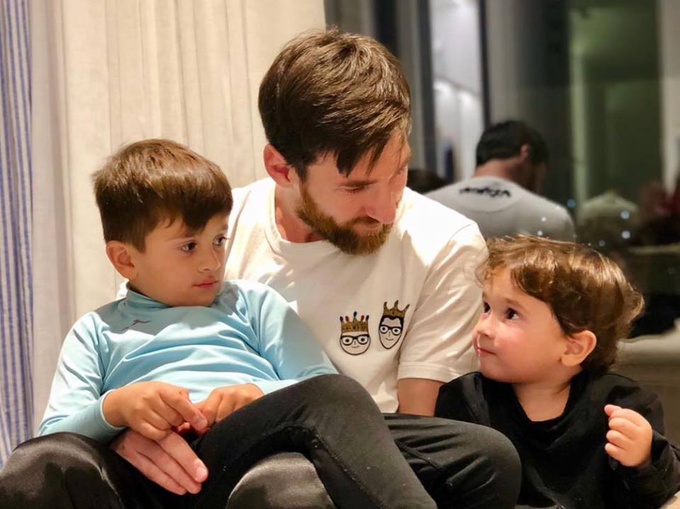 MessiPriv10's tweet image. Charlando con mis chicos. ❤️❤️

Chatting with my boys. ❤️❤️

- LIO