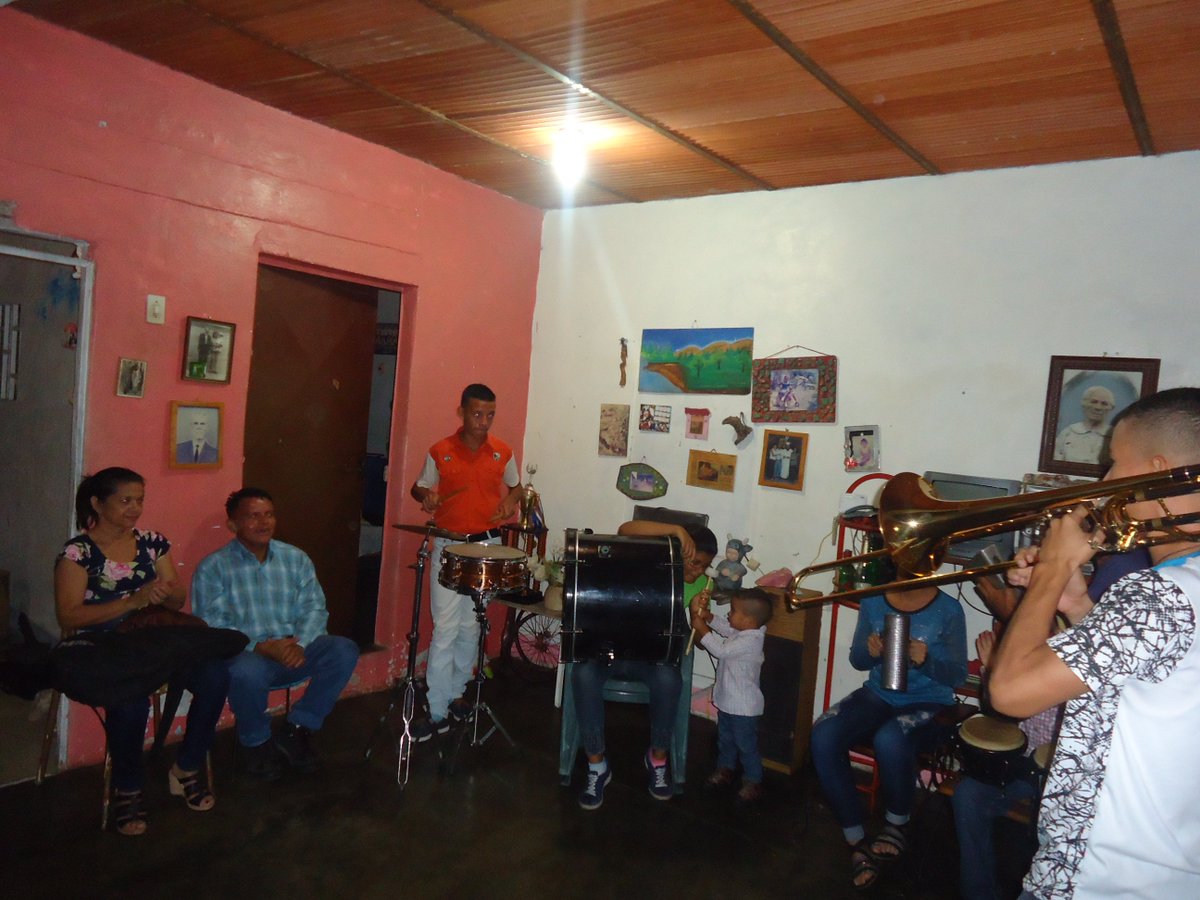 con mis hijas y unos amigos, haciendo un poco de música en la pardura del  niño jesus, en la casa de mi madre