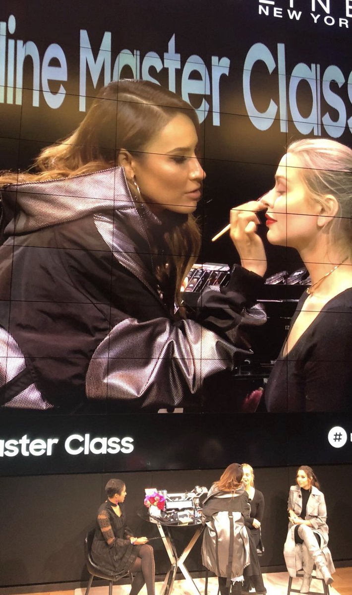 TheBeautyRadar's tweet photo. Desi girl I should have brought my high keys with me cuz that glow was not playin’ 🙌🏻🤩 @DesiPerkins @Maybelline #MNYMasterClass https://t.co/6285lTham3