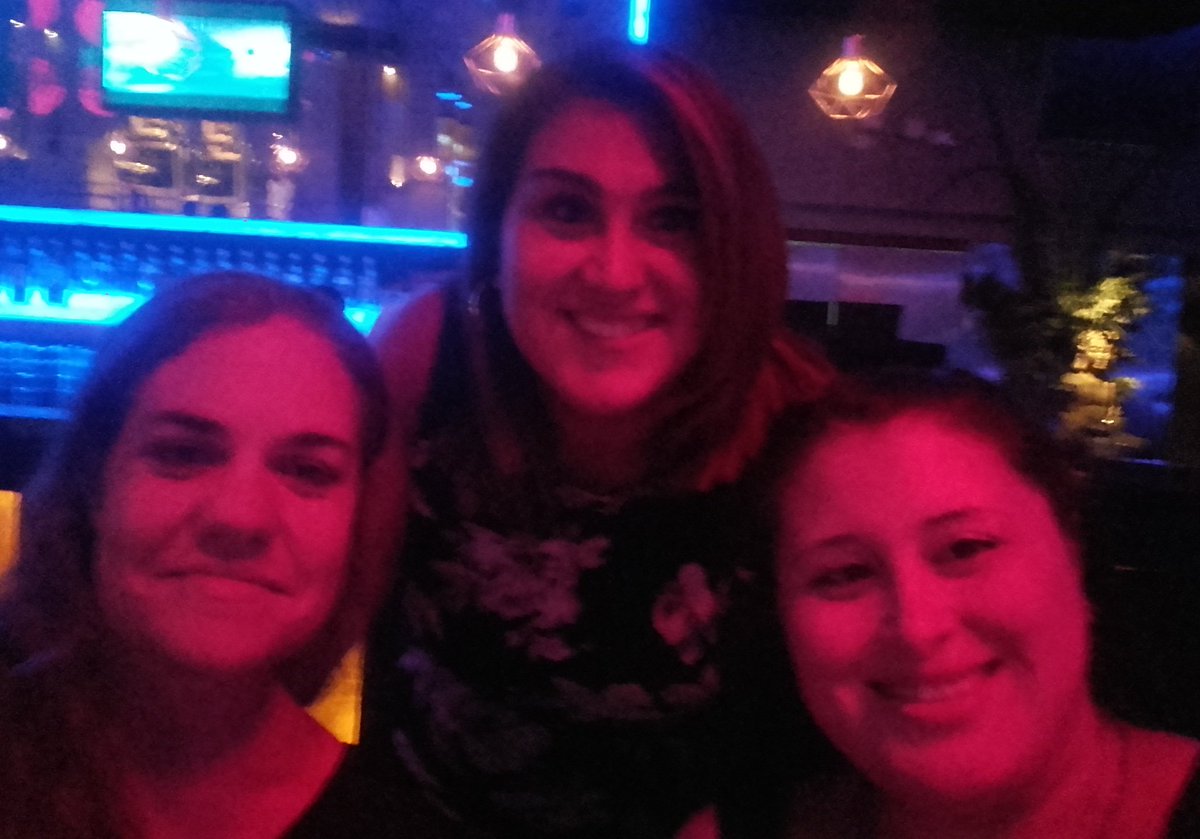 Lule_on_tw's tweet photo. Acá, pasandola bien con ellas #AsiaDeCuba #CumpleNa https://t.co/4WXyeaXxIc