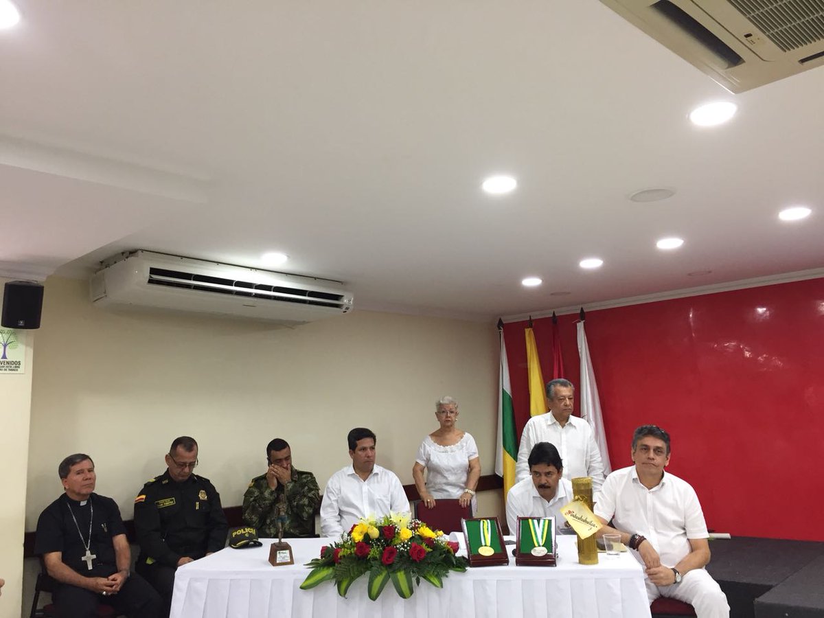 luistamayo61's tweet photo. En el día del Periodista, el @SENAComunica acompaño  la celebración realizada por el Circulo de periodistas del #Huila; entregamos un video antológico como regalo y reconocimiento a su labor. Además, compartimos con el comunicador, poeta y escritor @WinstonMoralesC @jalizarazo https://t.co/R9tvYWEqNq