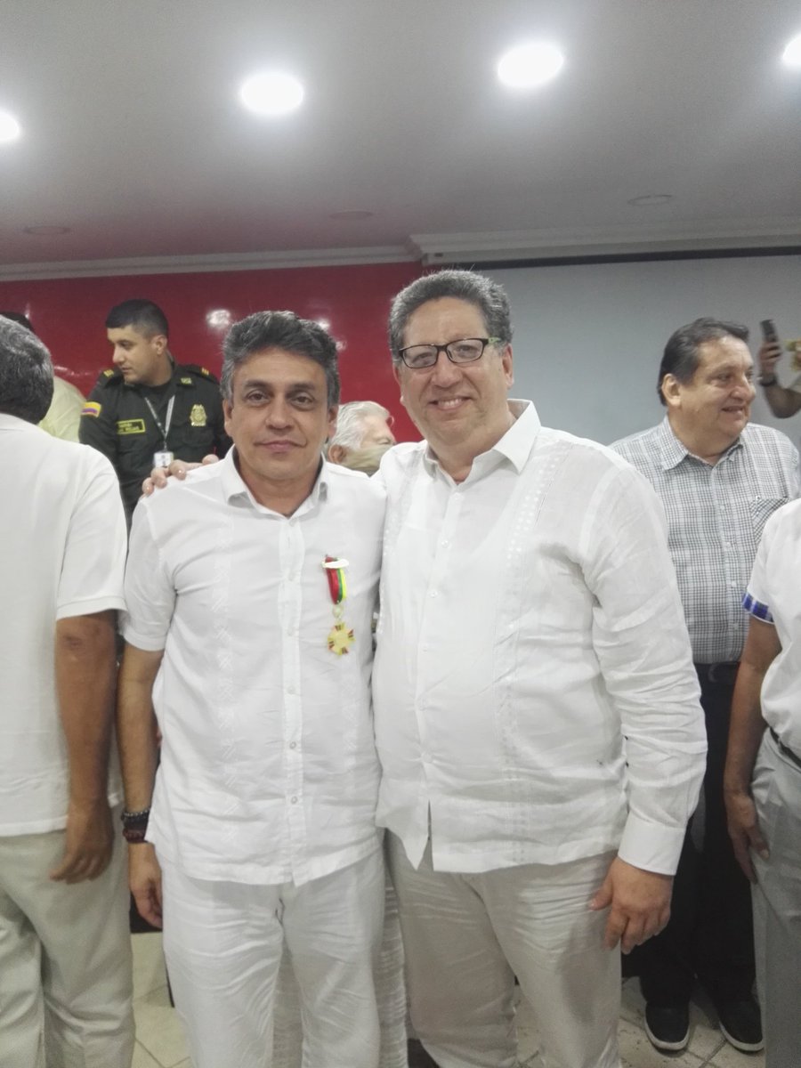 luistamayo61's tweet photo. En el día del Periodista, el @SENAComunica acompaño  la celebración realizada por el Circulo de periodistas del #Huila; entregamos un video antológico como regalo y reconocimiento a su labor. Además, compartimos con el comunicador, poeta y escritor @WinstonMoralesC @jalizarazo https://t.co/R9tvYWEqNq