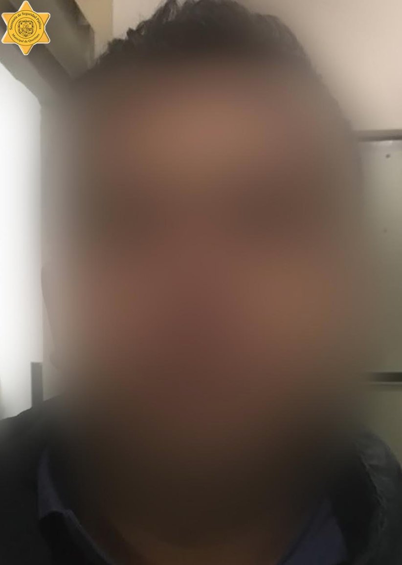 SSPMQueretaro's tweet photo. 2 sujetos fueron asegurados en un establecimiento comercial, ubicado en la colonia Centro Sur, toda vez que sustrajeron objetos del establecimiento.
Tras el señalamiento directo de los vigilantes, los elementos policiales los trasladaron a la FGE. https://t.co/exk1W141nX