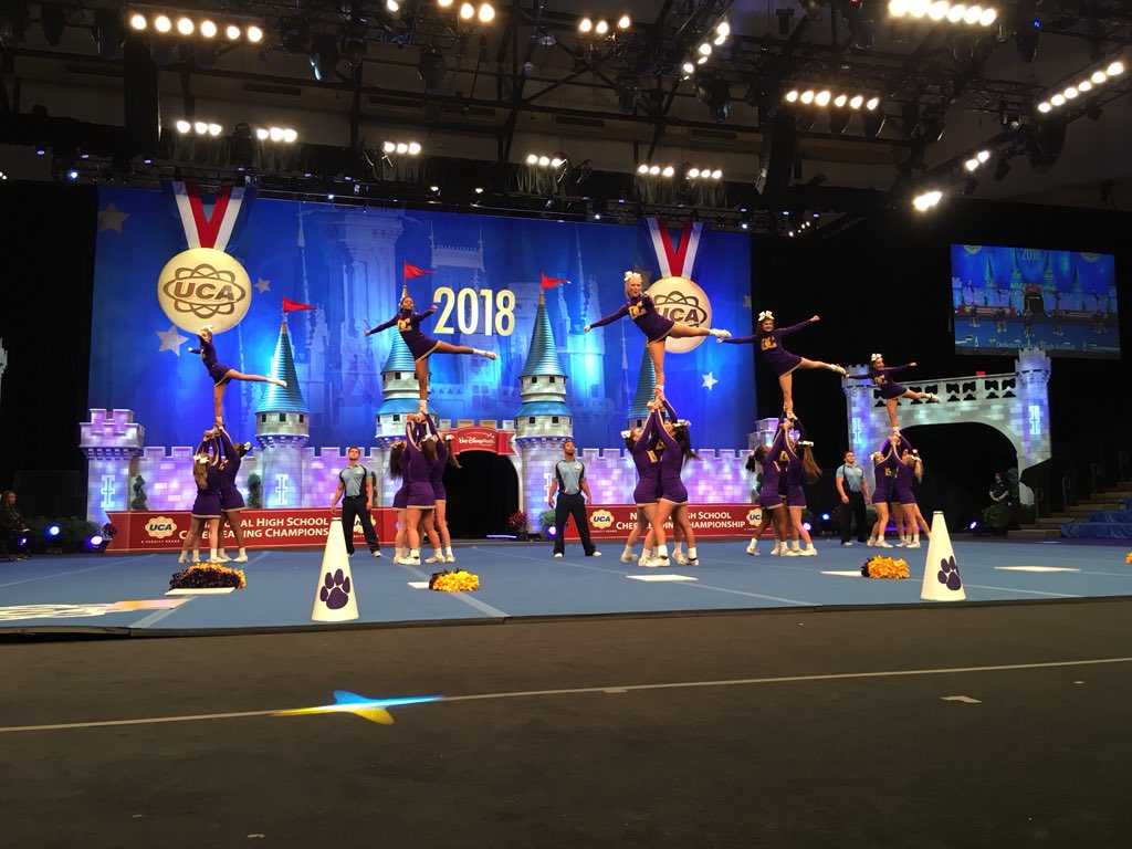 UCAupdates's tweet photo. Only a few teams left in Semis and these stunts of Large DI are 💯 #UCAnationals https://t.co/wSMcL61N9E