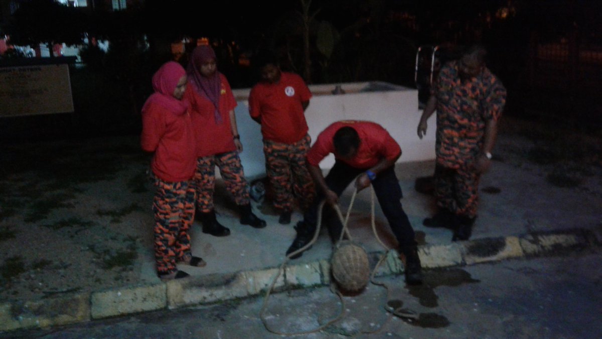 bomba_tm's tweet photo. Latihan Bomba Sukarela Acsk Bukit Bunga ,latihan ini semasa operasi waktu mlm,BBP Tanah Merah Kelantan.@BombaTmKn. https://t.co/Bs7Ufz6QdY