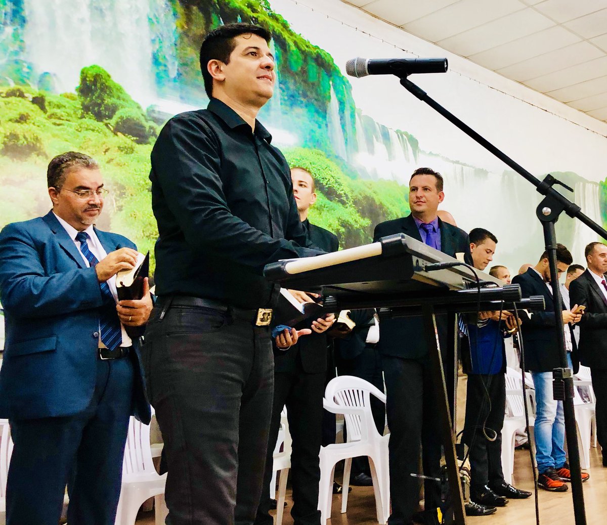 marcofeliciano's tweet image. #Assessoria:. Glória de Deus aqui na Vigília do Avivamento em Campinas - SP na Igreja Evangélica Deus é Paz! Pr. Marco Feliciano e o Tecladista Roberto Marinho Ministrando! #PregarOEvangelho #Vigilia #Campinas