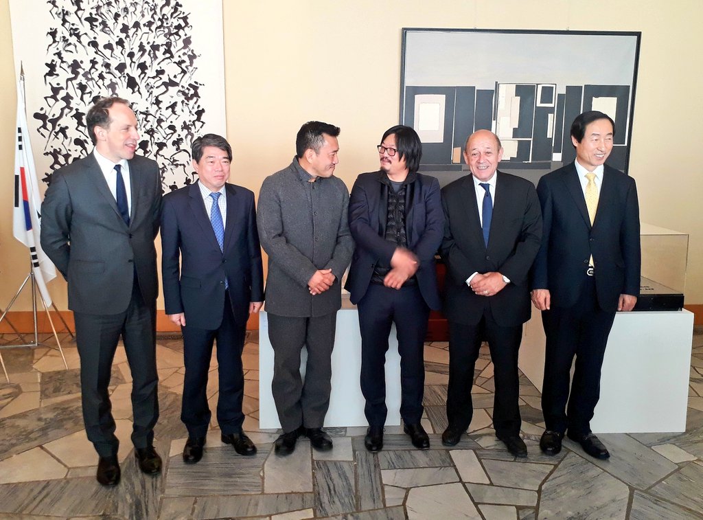 FranceenCoree's tweet photo. A la Résidence de France, cérémonie de lancement du projet de modernisation de l'Ambassade en présence du Ministre @JY_LeDrian https://t.co/eQgaVUuVwz