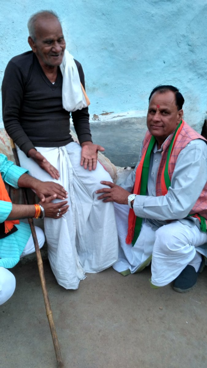 OPKHATIK's tweet photo. कोलारस क्षेत्र के वीजरी ग्राम में लोगो  से जनसंपर्क करते हुए ओमप्रकाश खटीक जी https://t.co/AWEI6U2cp2