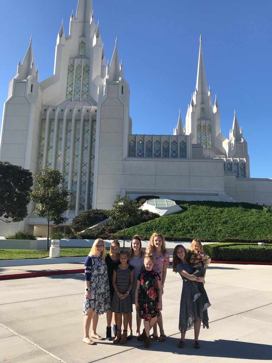 Davie1810's tweet photo. All together in the Temple. Up there for best moments in life. #sharegoodness #discoverthebook #byui #comm280 https://t.co/KyZd7aKE77