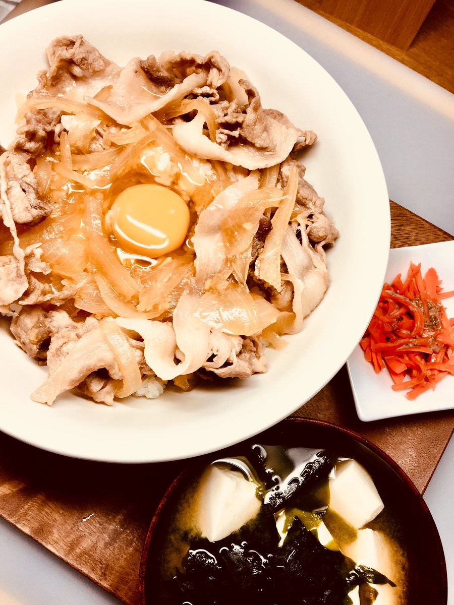 マーガレット編集部にまたRTされたので肉を食べるしかなかった。今回は冷蔵庫にあった豚肉を吉野家牛丼風レシピを参考にして豚丼を作りました。自画自賛だけど美味しくできた！ごちそうさま！ネームは全然進んでない！ 