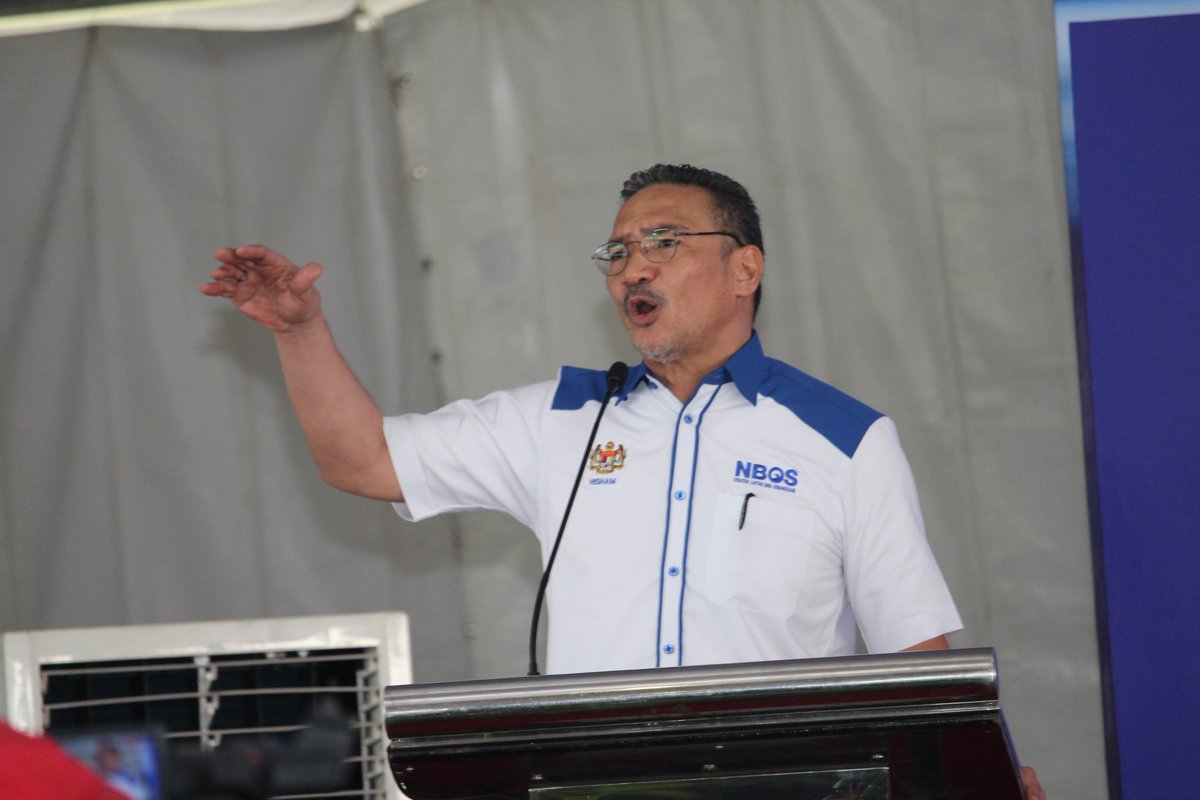 MINDEFMalaysia's tweet image. YB DS @HishammuddinH2O menyempurnakan Majlis Pelancaran Program #FiestaNBOS Mesra Rakyat di padang awam Paloh, Kluang, Johor. Program usahasama @MOFmalaysia melalui Unit Strategi Nasional (NSU) dan @MINDEFMalaysia serta sokongan penuh dari Kerajaan Negeri Johor.
#PerkasaPerwira