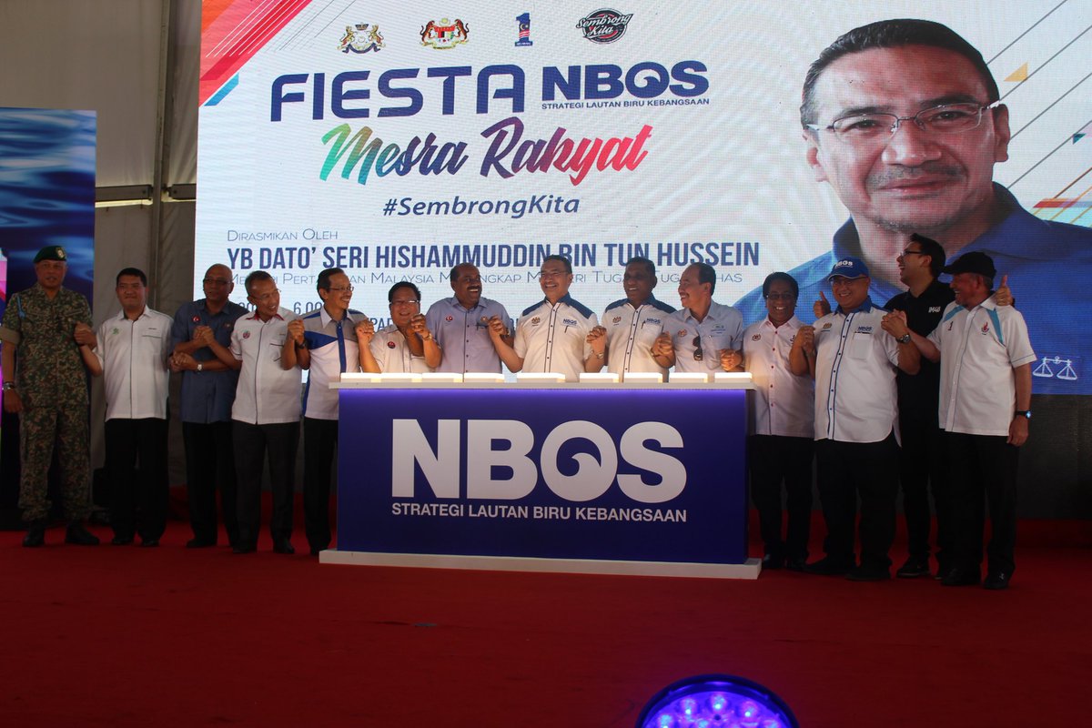 MINDEFMalaysia's tweet image. YB DS @HishammuddinH2O menyempurnakan Majlis Pelancaran Program #FiestaNBOS Mesra Rakyat di padang awam Paloh, Kluang, Johor. Program usahasama @MOFmalaysia melalui Unit Strategi Nasional (NSU) dan @MINDEFMalaysia serta sokongan penuh dari Kerajaan Negeri Johor.
#PerkasaPerwira