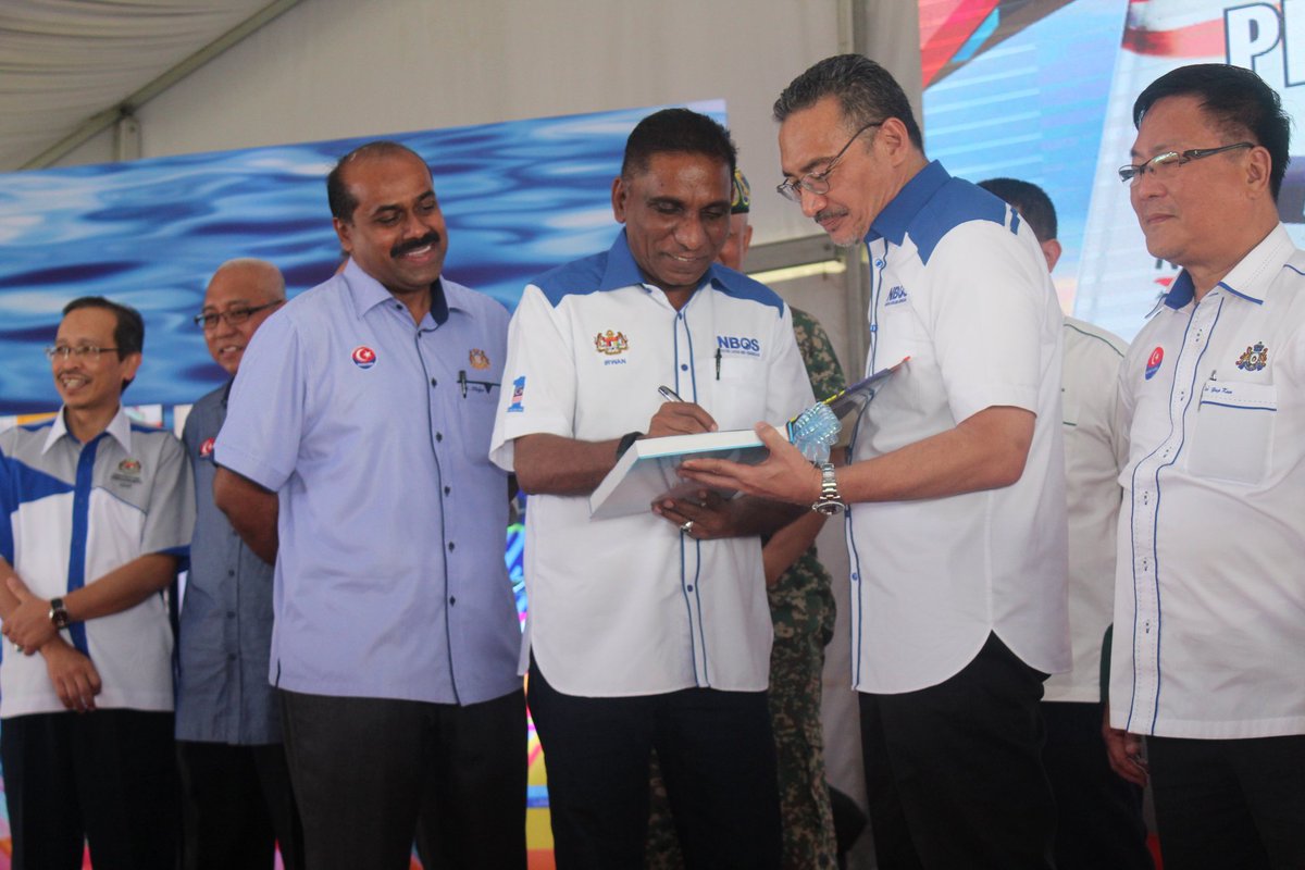MINDEFMalaysia's tweet image. YB DS @HishammuddinH2O menyempurnakan Majlis Pelancaran Program #FiestaNBOS Mesra Rakyat di padang awam Paloh, Kluang, Johor. Program usahasama @MOFmalaysia melalui Unit Strategi Nasional (NSU) dan @MINDEFMalaysia serta sokongan penuh dari Kerajaan Negeri Johor.
#PerkasaPerwira