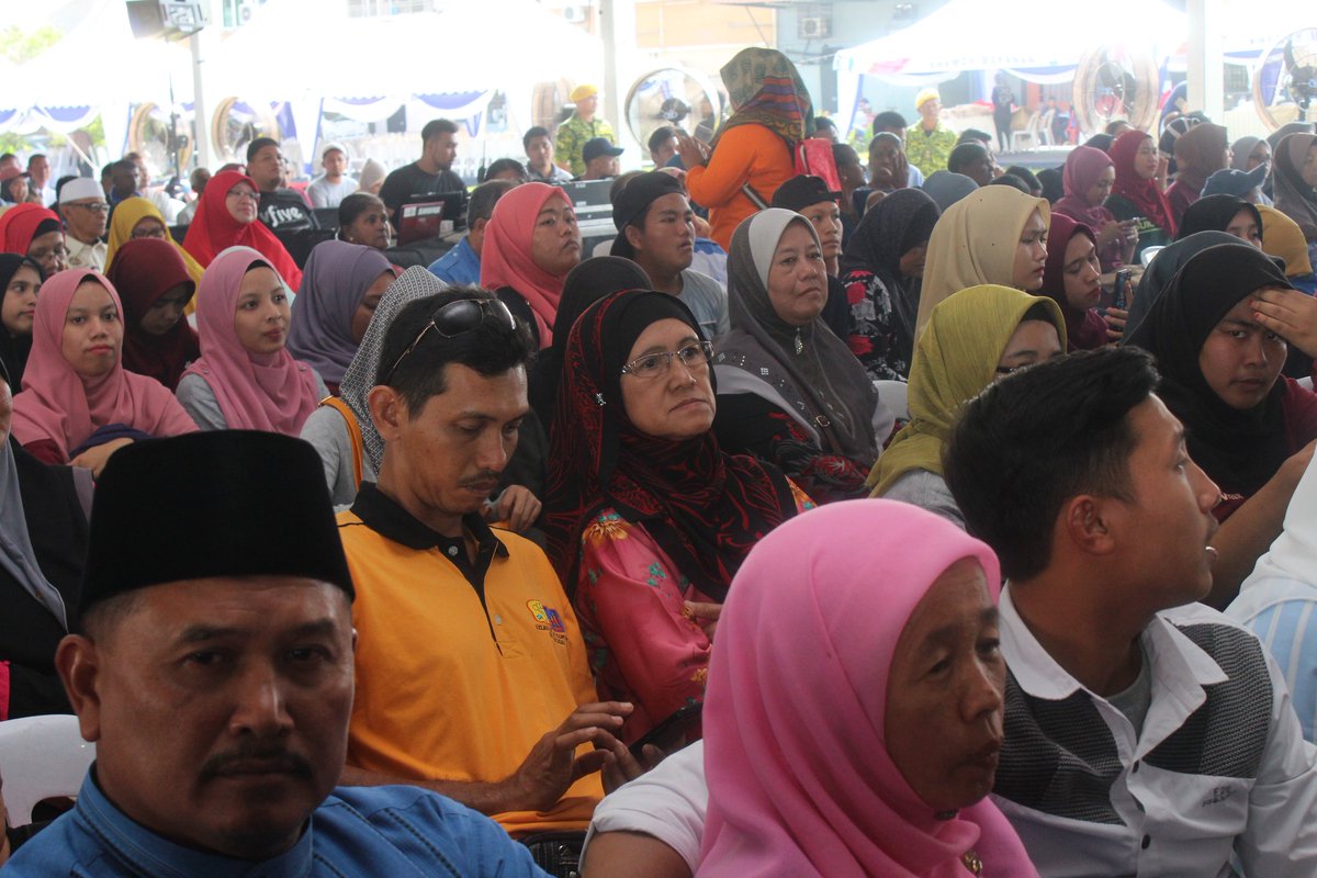 MINDEFMalaysia's tweet image. YB DS @HishammuddinH2O menyempurnakan Majlis Pelancaran Program #FiestaNBOS Mesra Rakyat di padang awam Paloh, Kluang, Johor. Program usahasama @MOFmalaysia melalui Unit Strategi Nasional (NSU) dan @MINDEFMalaysia serta sokongan penuh dari Kerajaan Negeri Johor.
#PerkasaPerwira