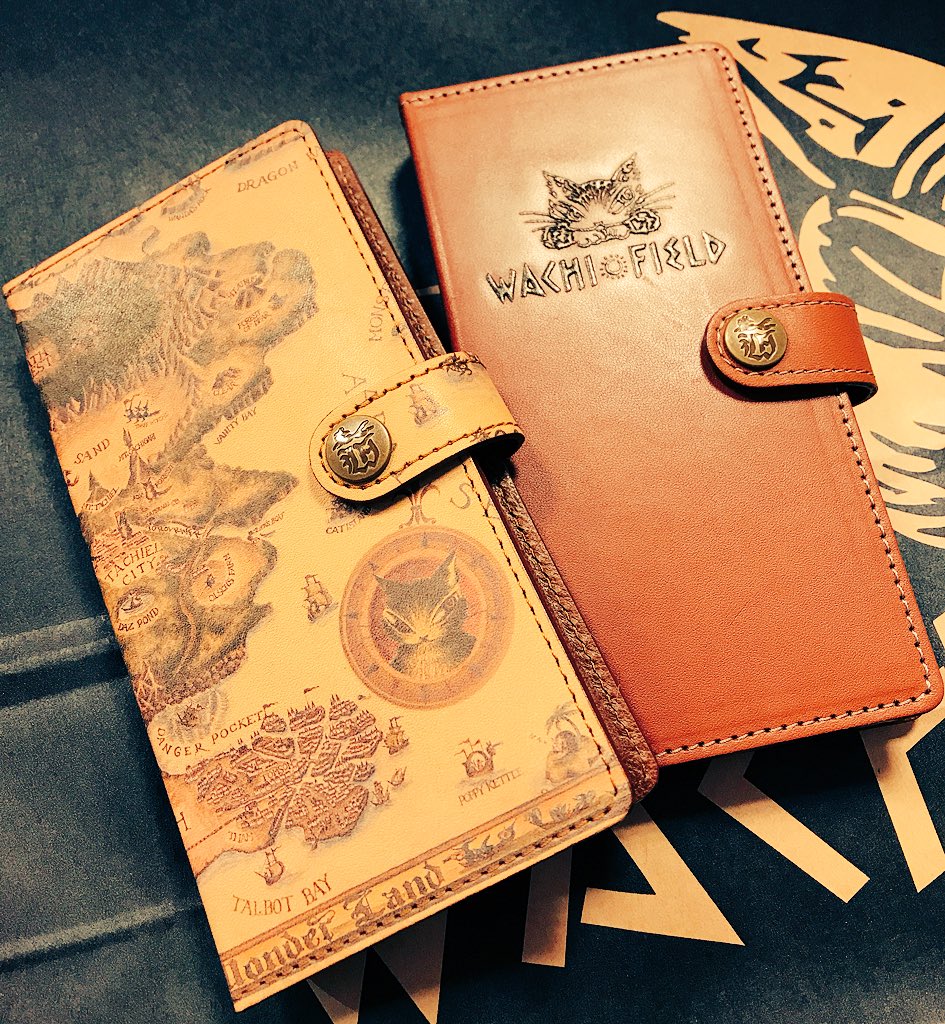 wachifield_com's tweet photo. 【猫のダヤンの革工房・原宿店】
ギフトにもオススメ🎁オシャレな革製ブック型スマホカバー。横置きして立てられる仕様です👍
革工房原宿店、明日は祝日ですがお休みとなりますのでご注意下さい！
営業時間13:00-18:00
※クレジット利用不可
#ダヤン #ブック型スマホカバー https://t.co/ME7FJYwrS2