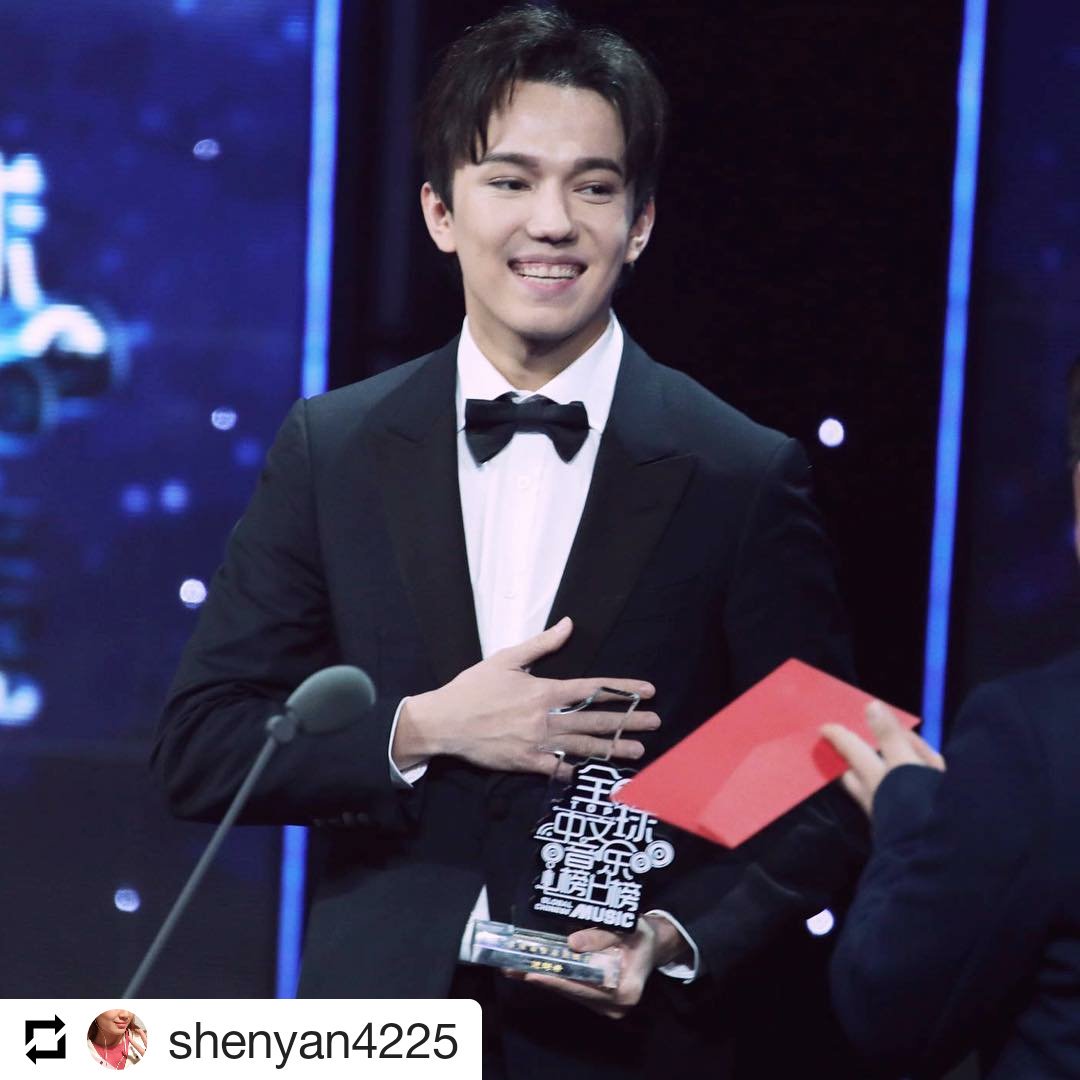 Dr_LCorredor's tweet photo. Aww #Dimash's #smile melts anyone's #heart! 😘
@dimash_official you so deserve that 4th AWARD for the year 2018 & it's only February!👏❤
INS @shenyan4225
#ДимашКудайбергенов
#Димаш #Dimash
#dimashkudaibergen #MostPopularSinger2018
#Dears #DK_SydneyDears
@lilliana.corredor https://t.co/027nyxGKDl
