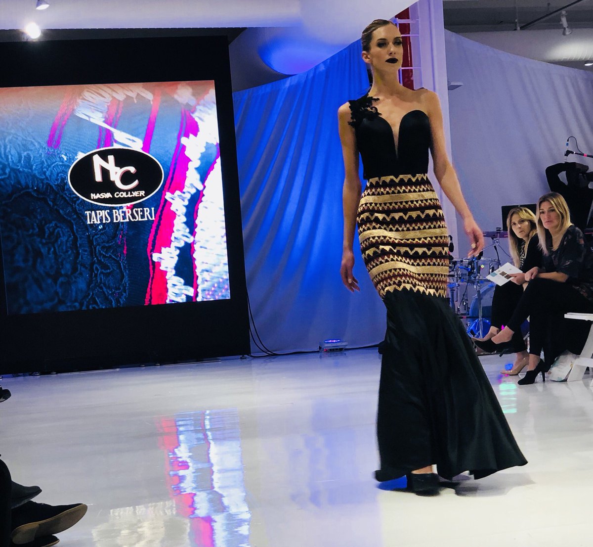 indahnuria's tweet photo. Don’t you love it! #tapislampung #nasyacollyer #ascfashionweek #nyc #mamaboetobi https://t.co/ah5vqsbH1D