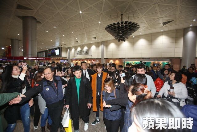 whisperofnia's tweet photo. Seonho has arrived in Taiwan and omg look at the crowd behind him. Our superstar Seonho is popular in Taiwan too. https://t.co/fIKSFBs6zf