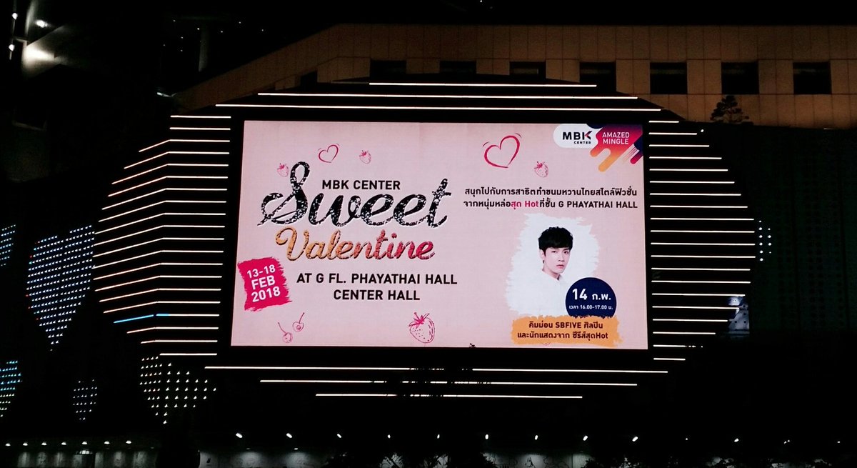 Lover_godbas's tweet photo. แอบมองเธออยู่นะจ๊ะ แต่เธอไม่รู้บ้างเลย♪♪
เจอลุงที่หน้า MBK 😁😁
14 กพ. นี้ ไปเจอลุงกันได้นะจ๊ะ
#ขุณขิมมอญ #kimmon #6Moons #KimSBFive #2MoonsTheSeries https://t.co/Leab3pPvPx