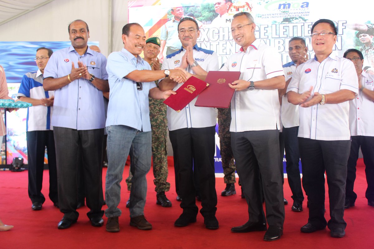 MINDEFMalaysia's tweet image. &quot;Exchange letter of intention&quot; antara @MINDEFMalaysia &amp;amp; @moaMalaysia yg diwakili oleh KSU,DS @arahimradzi dan KSU, @moaMalaysia, YBhg. DS @IsmailBakar60 sambil disaksikan oleh Menteri Pertahanan YB DS @HishammuddinH2O sempena Majlis Pelancaran Program #FiestaNBOS Mesra Rakyat.