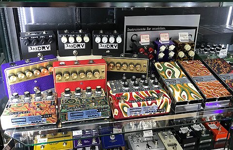 Shin's Music からNAMM2018で展示していた商品が入荷！どれもこれも貴重な一点ものです。おススメは初お披露目となる308DRV！！貴重なIC LM308Nを使用！NAMM18ステッカーも限定品ならではです。ぜひ当店でお試しください！！