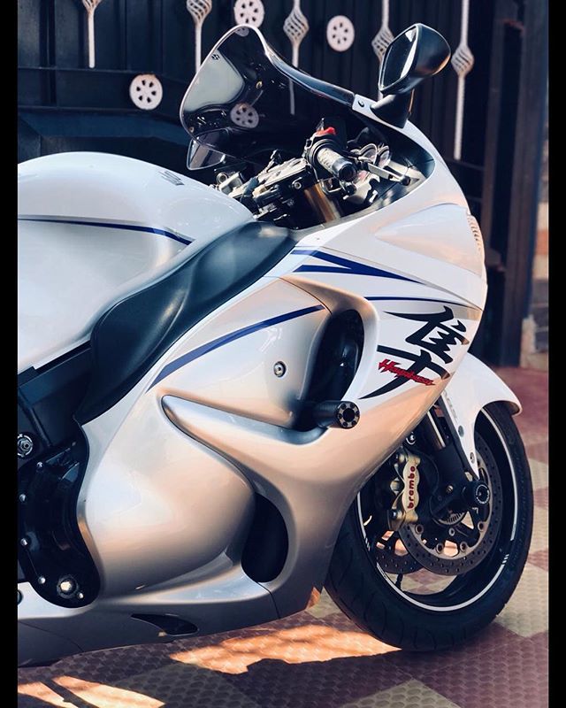 RevLimiterZ's tweet photo. A Legend that is The Suzuki Hayabusa ..
#RevLimiterZ #Mangalore #LifeStartsAtTheRedLine
#Powerdrift #PDArmy
#Sportsbikelife #CoastalSuperBikers
#RevLimiterZMangalore #BikeLife #SuperBikesinIndia #Sbk #SuperBikes #sportsbike #Superbikelife https://t.co/ED8bM4MJFZ https://t.co/RCZY7jS3Vx