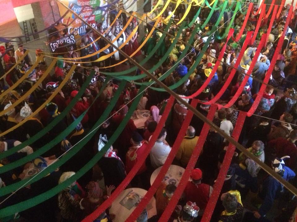 gemeentebelang's tweet photo. @WoutdeVet @gilzerijen Uiteraard waren we daar ook aanwezig! Het was weer gezellig op t gemeentehuis met de sleuteloverdracht. Iedereen een fantastisch carnaval gewenst! https://t.co/frlqYQkUPk