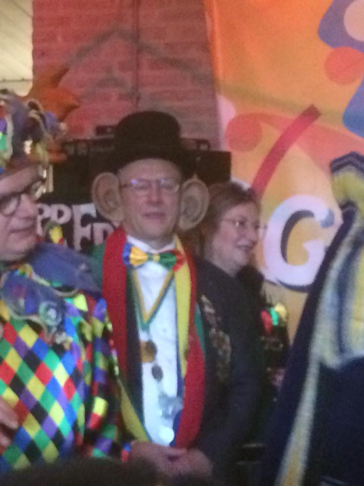 gemeentebelang's tweet photo. @WoutdeVet @gilzerijen Uiteraard waren we daar ook aanwezig! Het was weer gezellig op t gemeentehuis met de sleuteloverdracht. Iedereen een fantastisch carnaval gewenst! https://t.co/frlqYQkUPk