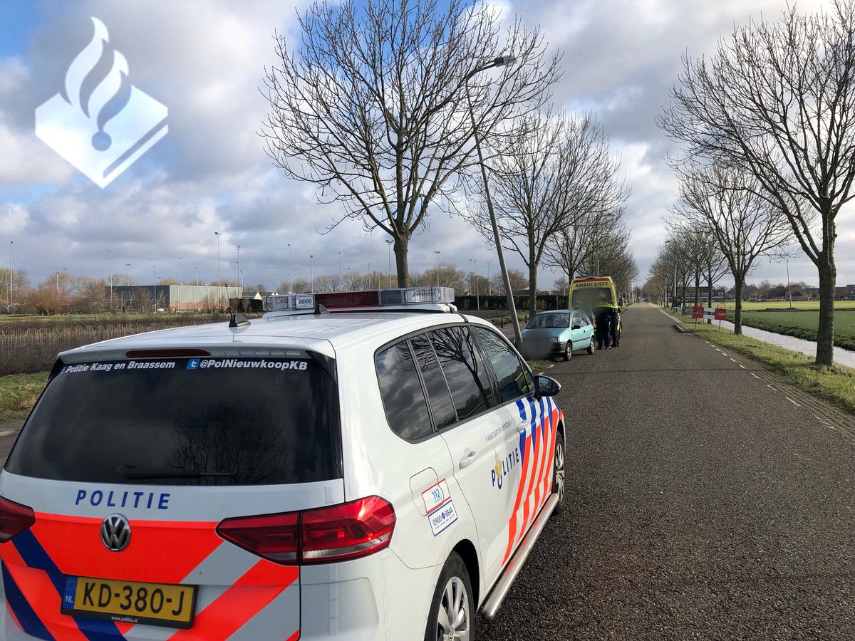 POL_KaagenBrssm's tweet image. #Oudade #Leidseweg aanrijding met wegversmalling en lantaarnpaal. Er wordt onderzocht of de bestuurder onder invloed van verdovende middelen heeft gereden.