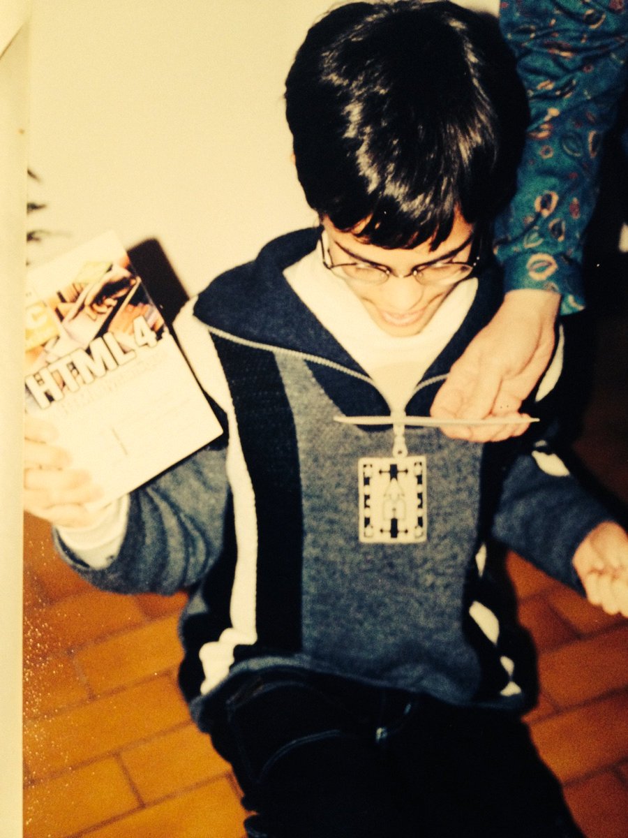 m_nebra's tweet image. Enfin, pour clôturer cet instant nostalgie, et puisque je l’ai sous les yeux, voici the photo who started it all (oui c’est moi dessus !).
Noël 1998, mon premier bouquin sur HTML. Qui m’a frustré car trop compliqué. C’est à lui qu’on doit le Site du Zéro, puis OpenClassrooms.