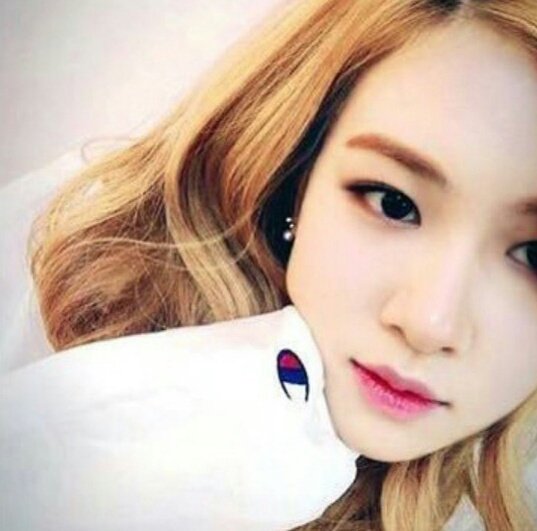 kz_bitsh's tweet photo. Be happy,baby❤

#RosiePosieDay
#BLACKPINK #BLINK #rosé https://t.co/PK5R7T09Rx