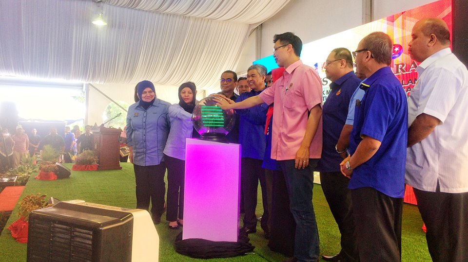 pmrsegamat's tweet image. #jauharku | SEMASA PELANCARAN oleh YAB Datuk Seri Dr Ahmad Zahid Hamidi, Timb Perdana Menteri &amp;amp; YAB Datuk Seri Mohamed Khaled Nordin, Menteri Besar Johor.

#projekmembinajalan #yongpeng #segamat #temujodoh #labis #kwongsai
#juruacara #alatsiaraya #teamjohor