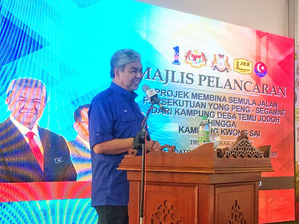 pmrsegamat's tweet image. #jauharku | SEMASA UCAPAN PELANCARAN YAB Datuk Seri Dr Ahmad Zahid Hamidi, Timbalan Perdana Menteri Malaysia bertempat di Taman Tenang Jaya, Tenang Station, Labis.

#projekmembinajalan #yongpeng #segamat #temujodoh #labis #kwongsai
#juruacara #alatsiaraya #teamjohor