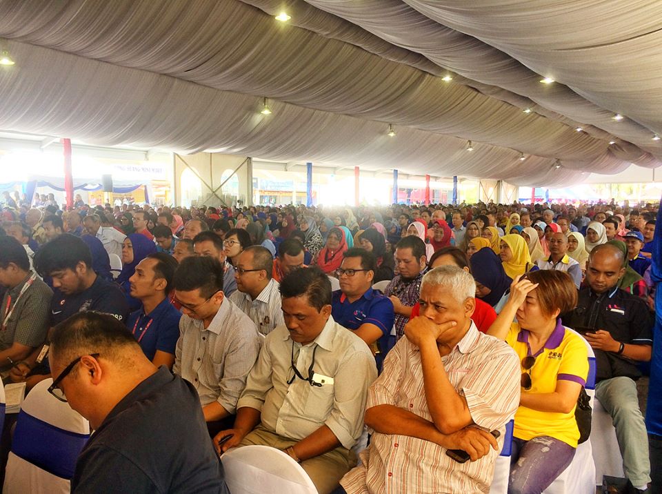 pmrsegamat's tweet image. #jauharku | SEMASA UCAPAN PELANCARAN YAB Datuk Seri Dr Ahmad Zahid Hamidi, Timbalan Perdana Menteri Malaysia bertempat di Taman Tenang Jaya, Tenang Station, Labis.

#projekmembinajalan #yongpeng #segamat #temujodoh #labis #kwongsai
#juruacara #alatsiaraya #teamjohor